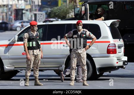 Sahab, Giordania. 26 Agosto 2020. I membri della sicurezza giordana che indossano maschere facciali si trovano a un punto di controllo durante un blocco nel comune di Sahab, 16 km a sud-est di Amman, Giordania, il 26 agosto 2020. La Giordania ha riportato un decesso relativo al coronavirus e 40 nuovi casi, tra cui 30 infezioni locali, mercoledì, portando la caseload a 1,756 con 15 decessi, ha dichiarato il Ministro della Sanità Saad Jaber durante la conferenza stampa. Credit: Mohammad Abu Ghosh/Xinhua/Alamy Live News Foto Stock