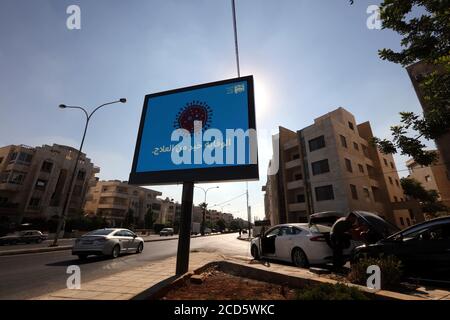 Amman, Giordania. 26 Agosto 2020. Uno schermo che visualizza un segno che indica che la prevenzione è migliore della cura è visto da una strada ad Amman, Giordania, il 26 agosto 2020. La Giordania ha riportato un decesso relativo al coronavirus e 40 nuovi casi, tra cui 30 infezioni locali, mercoledì, portando la caseload a 1,756 con 15 decessi, ha dichiarato il Ministro della Sanità Saad Jaber durante la conferenza stampa. Credit: Mohammad Abu Ghosh/Xinhua/Alamy Live News Foto Stock