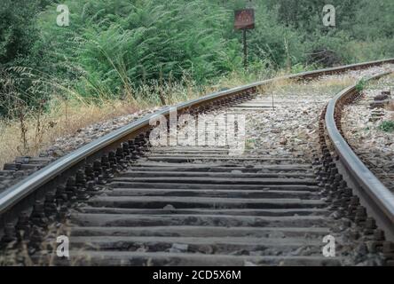 Dettaglio di una vecchia e abbandonata pista ferroviaria Foto Stock