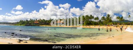 Vista della spiaggia tropicale, Poipu Beach, Koloa, Kauai, Hawaii, Stati Uniti Foto Stock