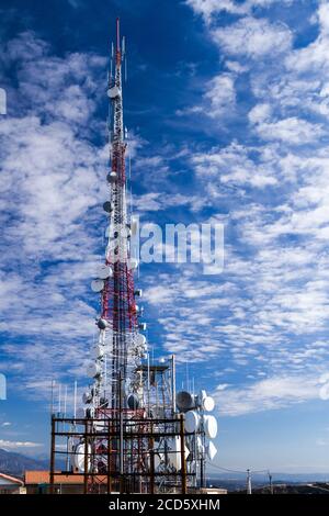 Torre di comunicazione - UNA torre caricata con antenne paraboliche mantiene Los Angeles connessa. Los Angeles, California, Stati Uniti Foto Stock