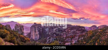 Vista del Monastero della Santissima Trinità durante il tramonto, Meteora, Kalambaka, Tessaglia, Grecia Foto Stock