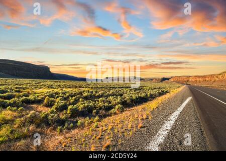 Tramonto nel deserto alto e le montagne del Pacifico nord-occidentale vicino Wenatchee, Washington, negli Stati Uniti. Foto Stock