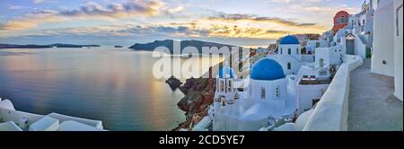 Vista panoramica di Oia al tramonto, Santorini, Grecia Foto Stock