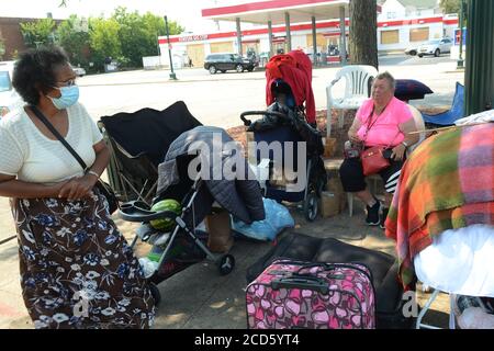 La concessionaria Car Source bruciò durante i disordini del 24 agosto 2020 a Kenosha, Wisconsin, Illinois. L'incendio si è propagato alla maggior parte delle altre 100 auto del lotto. Foto Stock