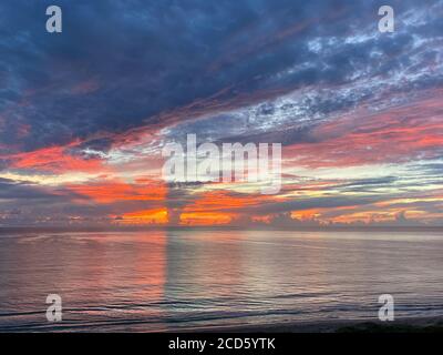 Alba sopra l'Oceano Atlantico in una bella mattina. Foto Stock