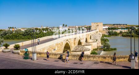 Ponte romano sul fiume Guadalquivir, Cordoba, Andalusia, Spagna Foto Stock