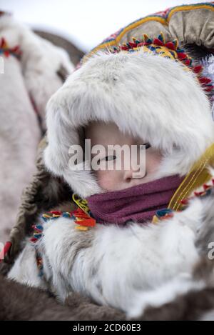 Una giovane ragazza Nenet con abbigliamento tradizionale nel tundra Estremo Nord, Yamalo-Nenets Autonomous Okrug, Russia Foto Stock