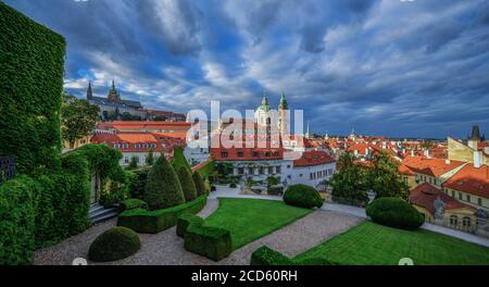 Castello di Praga e Chiesa di San Nicola nella città di Praga. Soleggiata primavera giorno vista dal giardino Vrtba. Praga, Repubblica Ceca. Foto Stock