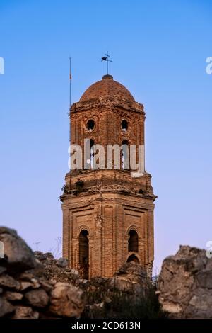 Campanile di San Pietro nel villaggio di Corbera de Ebro. La guerra civile spagnola rimane. Foto Stock