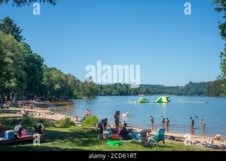 Dintorni di Lac du Settons (lago di Settons) a Morvan, Francia Foto Stock