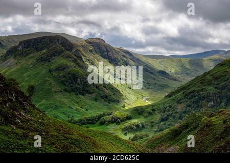 Eagle Crag e Sergeant's Crag che torreggia sulla Langstrath Valley vista dal Lingy End. Foto Stock