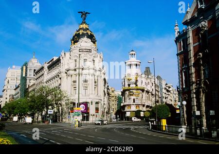 L'esterno dello storico edificio Metropolis e la strada nella città di Madrid, Spagna Foto Stock