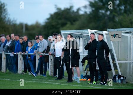 Bolton, Regno Unito. 26 agosto 2020. I tifosi di Bury AFC guardano il loro teamÕs primo gioco competitivo in pubblico, un Challenge Match lontano dai compagni North West Counties First Division North Side Daisy Hill nella zona di Westhoughton a Bolton, Regno Unito. Il club shakers phoenix ha giocato a giochi di allenamento, ma è stato annunciato il lunedì che i fan saranno in grado di partecipare al gioco. Credit: Jon Super/Alamy Live News. Foto Stock