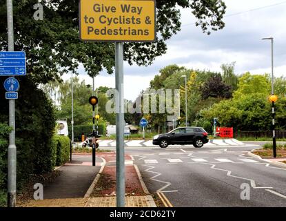 Cambridge, Regno Unito. 26 Agosto 2020. Segno di priorità ciclisti e pedoni al Roundabout.Britain primo olandese-stile rotonda aperto recentemente a Cambridge ad un costo di Â£2.3 milioni, dà la priorità a ciclisti e pedoni. I ciclisti hanno un anello esterno sulla rotonda, con passaggi ciclabili su ciascuna delle quattro strade di avvicinamento in una superficie rossa contrastante. Credit: Keith Mayhew/SOPA Images/ZUMA Wire/Alamy Live News Foto Stock