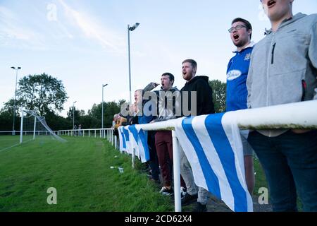 Bolton, Regno Unito. 26 agosto 2020. I tifosi di Bury AFC guardano il loro teamÕs primo gioco competitivo in pubblico, un Challenge Match lontano dai compagni North West Counties First Division North Side Daisy Hill nella zona di Westhoughton a Bolton, Regno Unito. Il club shakers phoenix ha giocato a giochi di allenamento, ma è stato annunciato il lunedì che i fan saranno in grado di partecipare al gioco. Credit: Jon Super/Alamy Live News. Foto Stock