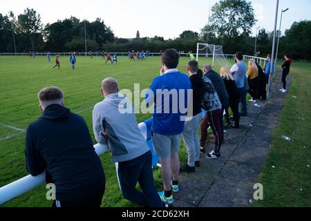 Bolton, Regno Unito. 26 agosto 2020. I tifosi di Bury AFC guardano il loro teamÕs primo gioco competitivo in pubblico, un Challenge Match lontano dai compagni North West Counties First Division North Side Daisy Hill nella zona di Westhoughton a Bolton, Regno Unito. Il club shakers phoenix ha giocato a giochi di allenamento, ma è stato annunciato il lunedì che i fan saranno in grado di partecipare al gioco. Credit: Jon Super/Alamy Live News. Foto Stock