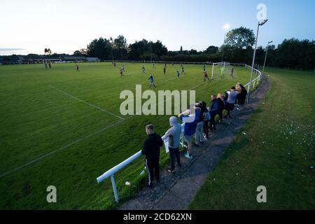 Bolton, Regno Unito. 26 agosto 2020. I tifosi di Bury AFC guardano il loro teamÕs primo gioco competitivo in pubblico, un Challenge Match lontano dai compagni North West Counties First Division North Side Daisy Hill nella zona di Westhoughton a Bolton, Regno Unito. Il club shakers phoenix ha giocato a giochi di allenamento, ma è stato annunciato il lunedì che i fan saranno in grado di partecipare al gioco. Credit: Jon Super/Alamy Live News. Foto Stock