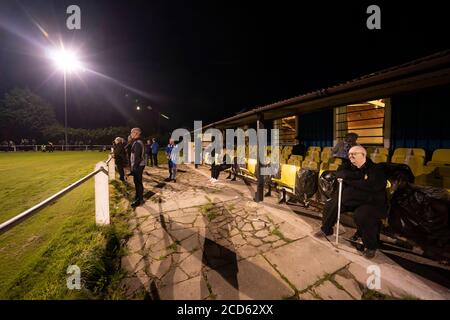 Bolton, Regno Unito. 26 agosto 2020. I tifosi di Bury AFC guardano il loro teamÕs primo gioco competitivo in pubblico, un Challenge Match lontano dai compagni North West Counties First Division North Side Daisy Hill nella zona di Westhoughton a Bolton, Regno Unito. Il club shakers phoenix ha giocato a giochi di allenamento, ma è stato annunciato il lunedì che i fan saranno in grado di partecipare al gioco. Credit: Jon Super/Alamy Live News. Foto Stock