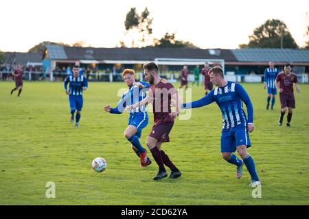 Bolton, Regno Unito. 26 agosto 2020. Bury AFC nella loro divisa viola Away giocare il loro primo gioco competitivo in pubblico, una sfida di distanza al compagno North West Counties First Division North Side Daisy Hill nella zona di Westhoughton di Bolton, Regno Unito. Il club shakers phoenix ha giocato a giochi di allenamento, ma è stato annunciato il lunedì che i fan saranno in grado di partecipare al gioco. Credit: Jon Super/Alamy Live News. Foto Stock