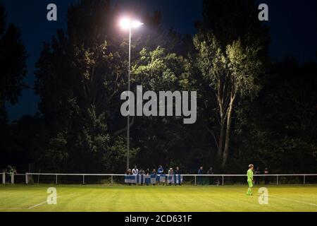 Bolton, Regno Unito. 26 agosto 2020. I tifosi di Bury AFC guardano il loro teamÕs primo gioco competitivo in pubblico, un Challenge Match lontano dai compagni North West Counties First Division North Side Daisy Hill nella zona di Westhoughton a Bolton, Regno Unito. Il club shakers phoenix ha giocato a giochi di allenamento, ma è stato annunciato il lunedì che i fan saranno in grado di partecipare al gioco. Credit: Jon Super/Alamy Live News. Foto Stock