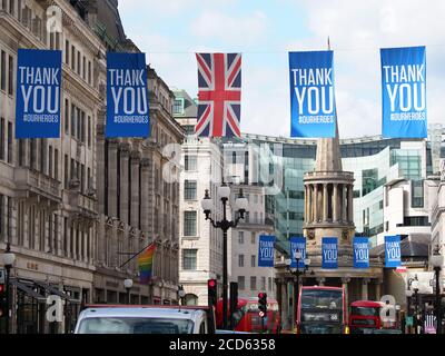 Vista che guarda lungo le linee di molte bandiere appese sopra Langham Luogo a Londra ringraziando i nostri eroi durante il Covid 19 pandemia nel 2020 Foto Stock