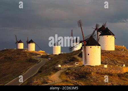 Vecchi mulini a vento tradizionali sulle colline, Consuegra, Castilla la Mancha, Spagna Foto Stock