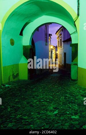 Arco e strada di notte, Evora, quartiere Evora, Portogallo Foto Stock