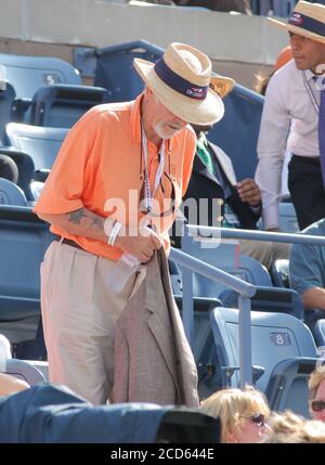 Vampate di calore, Stati Uniti d'America. 09 settembre 2012. NEW YORK, NY - SETTEMBRE 08: Sean Connery partecipa al giorno tredici del 2012 US Open all'USTA Billie Jean King National Tennis Center l'8 Settembre 2012 nel quartiere Flushing del quartiere Queens di New York City. People: Sean Connery Credit: Storms Media Group/Alamy Live News Foto Stock