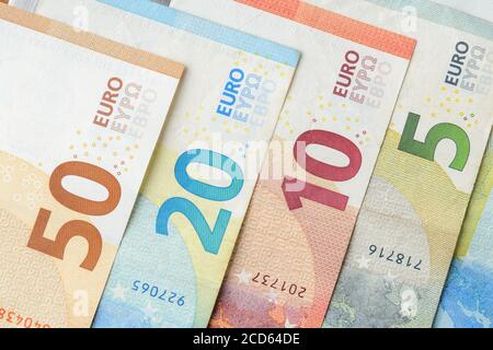 Riga di valuta cartacea in euro con valore facciale diverso. Banconote da 5, 10, 20, 50, 100 euro di fondo. Ricchezza, risparmio in contanti, reddito e spese. Foto Stock