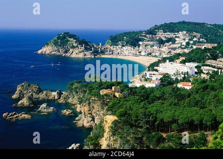 Città costiera con spiaggia, Tossa de Mar, Costa Brava, Catalogna, Spagna Foto Stock