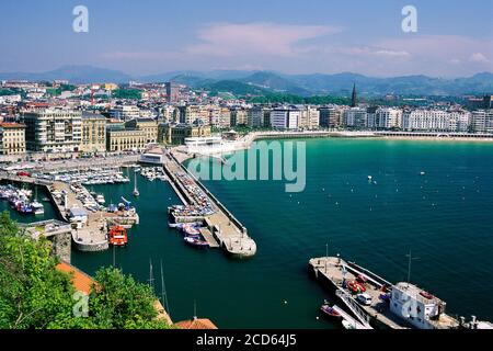 Città costiera di San Sebastian con porto, Paesi Baschi, Spagna Foto Stock