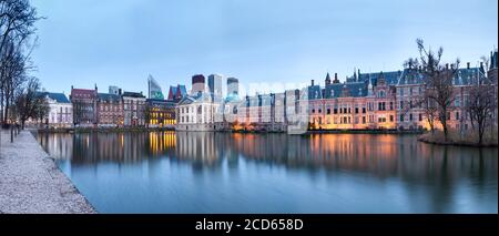 Paesaggio della città, panorama tramonto - vista sul laghetto Hofvijver e complesso di edifici Binnenhof in dal centro della città di l'Aia, Paesi Bassi Foto Stock