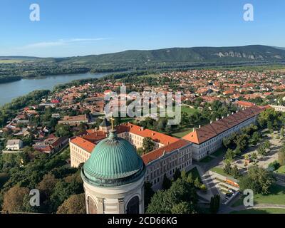 Paesaggio della città di Esztergom, fiume Danubio e montagne. La vista dalla Basilica di Esztergom. Esztergom, Ungheria. Foto Stock