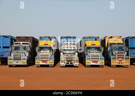 Una linea di camion parcheggiati del treno stradale, territorio del Nord, Australia. Foto Stock