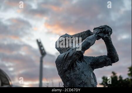 Statua di Sir Donald Bradman fuori Adelaide Oval al tramonto Foto Stock