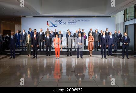 (200827) -- BERLINO, 27 agosto 2020 (Xinhua) -- i partecipanti ad una riunione informale dei ministri della difesa dell'UE propongono una foto di gruppo a Berlino, capitale della Germania, 26 agosto 2020. Josep Borrell, alto rappresentante dell'Unione europea (UE) per gli affari esteri e la politica di sicurezza, ha dichiarato mercoledì che presenterà un'ampia gamma di opzioni per risolvere le controversie nel Mediterraneo orientale sui depositi di gas naturale. (Andrea Bienert/Bundeswehr/Handout via Xinhua) Foto Stock