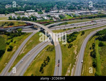 Vista aerea sopra lo svincolo di trasporto con trasporto del movimento dell'automobile Industry Cleveland Ohio Stati Uniti Foto Stock