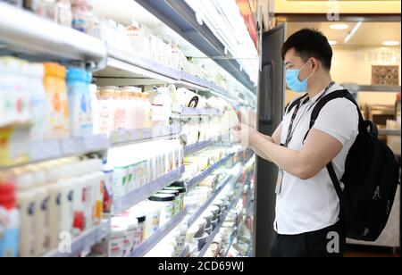 (200827) -- PECHINO, 27 agosto 2020 (Xinhua) -- li Liang acquista la prima colazione nel negozio dell'azienda a Pechino, capitale della Cina, 13 agosto 2020. Li Liang si è laureato all'Università di Tsinghua e ha iniziato a lavorare per Lenovo China. Li Liang ha partecipato alla formazione del team di bodybuilding dell'Università di Tsinghua sin dal suo anno sophomore. Basato sugli hobby, ha preso grande sforzo sulla formazione sotto la guida degli insegnanti a scuola. Dopo la laurea, il lavoro divenne gradualmente il centro della vita di li Liang, e lo scopo del fitness divenne fitness fisico, cercando di mantenere il suo attuale fisico e stato. Lui uno Foto Stock