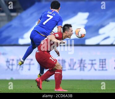 Pechino, la provincia cinese di Liaoning. 26 Agosto 2020. Alexander N'Doumbou (L) di Shanghai Groenlandia Shenhua compete contro Yang Kuo di Henan Jianye durante il 7° round match tra Shanghai Groenlandia Shenhua e Henan Jianye alla sezione Dalian della Chinese Football Association Super League (CSL) della stagione 2020 a Dalian, provincia di Liaoning della Cina nordorientale, 26 agosto 2020. Credit: Long Lei/Xinhua/Alamy Live News Foto Stock