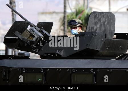 Pechino, Giordania. 26 Agosto 2020. Un membro della sicurezza Giordano si guardia in un checkpoint durante un blocco nel comune di Sahab, 16 km a sud-est di Amman, Giordania, 26 agosto 2020. La Giordania ha riportato un decesso relativo al coronavirus e 40 nuovi casi, tra cui 30 infezioni locali, mercoledì, portando la caseload a 1,756 con 15 decessi, ha dichiarato il Ministro della Sanità Saad Jaber durante una conferenza stampa. Credit: Mohammad Abu Ghosh/Xinhua/Alamy Live News Foto Stock