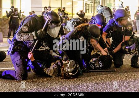 Portland, Stati Uniti. 25 Agosto 2020. La polizia arresta numerosi dimostranti. Duecento manifestanti hanno attaccato Portland, il municipio dell'Oregon, la notte del 25 agosto 2020, nella 90a notte consecutiva della questione Black Lives e delle proteste per la brutalità della polizia. Alcune finestre sono state rotte e una rivolta è stata dichiarata a circa 11 pm; la polizia ha caricato più volte e fatto arresti multipli. (Foto di John Rudoff/Sipa USA) Credit: Sipa USA/Alamy Live News Foto Stock