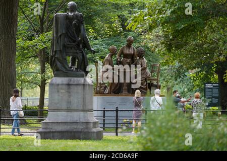 New York, Stati Uniti. 26 Agosto 2020. La gente guarda la statua dei pionieri dei diritti delle donne nel Central Park di New York, Stati Uniti, 26 agosto 2020. La statua in bronzo alta 14 metri che presenta la donna pionieri dei diritti forestieri truth, Elizabeth Cady Stanton e Susan B. Anthony è stato svelato a Central Park mercoledì. Il mese di agosto segna il centesimo anniversario del diritto di voto delle donne negli Stati Uniti e sottolinea il ruolo chiave delle donne come blocco di voto cruciale negli Stati Uniti. Credit: Wang Ying/Xinhua/Alamy Live News Foto Stock