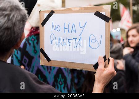 CABA, Buenos Aires / Argentina; 23 agosto 2019: Testo del cartello: Non c'è un pianeta B. protesta davanti all'ambasciata brasiliana, per la protezione dell'em Foto Stock