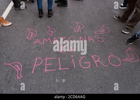 CABA, Buenos Aires / Argentina; 23 agosto 2019: Testo Amazon in pericolo, scritto in strada. Protesta davanti all'ambasciata brasiliana, per la protezione Foto Stock