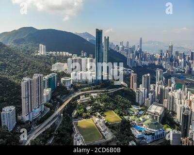 Una fotografia aerea scattata sopra Happy Valley, Hong Kong, guardando verso Wanchai e Victoria Harbour. Foto Stock