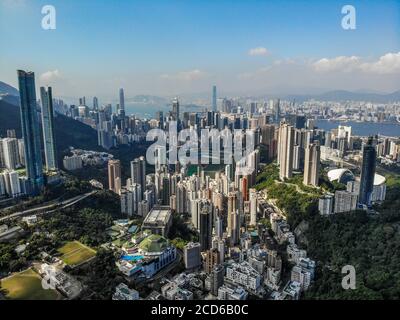 Una fotografia aerea scattata sopra Happy Valley, Hong Kong, guardando verso Wanchai e Victoria Harbour. Foto Stock