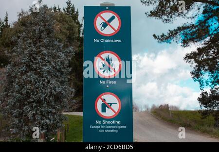 Scene della campagna neozelandese: Segnaletica stradale e avvertenze iconiche. Foto Stock