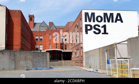 MoMA PS1, 22-25 Jackson Ave, Queens, New York. Esterno di un museo d'arte contemporanea ospitato in uno storico edificio della vecchia scuola a Hunters Point. Foto Stock