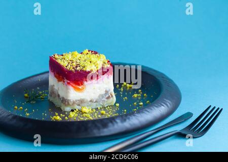 Insalata tradizionale aringa sotto un cappotto di pelliccia con maionese Foto Stock
